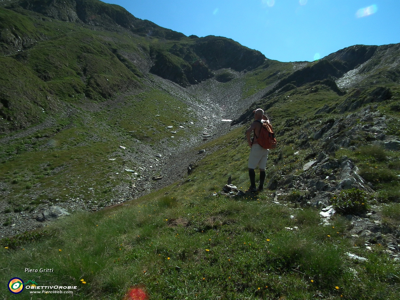 19 in alto al vallone pietroso a dx il Passo di Grabiasca (2430 m.)....JPG